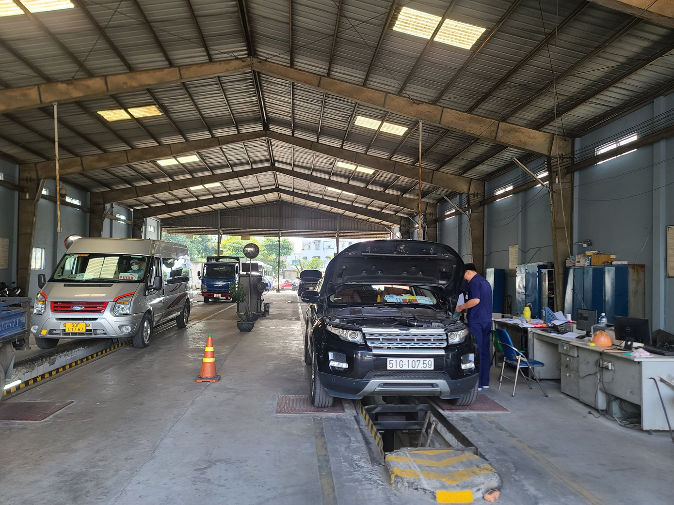 Theo Phó Giám đốc Sở GTVT TPHCM Bùi Hòa An, đến nay TPHCM có 15/19 trung tâm đăng kiểm đang hoạt động, tuy nhiên do vấn đề thiếu nhân sự nên chỉ đáp ứng được 58% so với công suất bình thường.