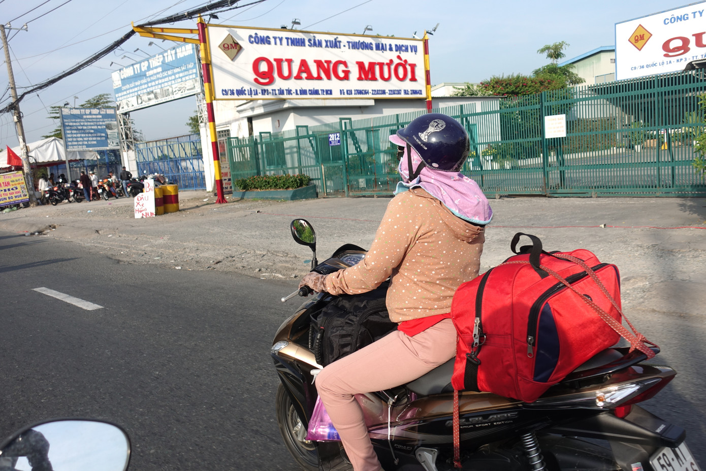 Người dân về quê với lỉnh kỉnh hành lý, đồ đạc trên xe. Người dân về quê với lỉnh kỉnh hành lý, đồ đạc trên xe.