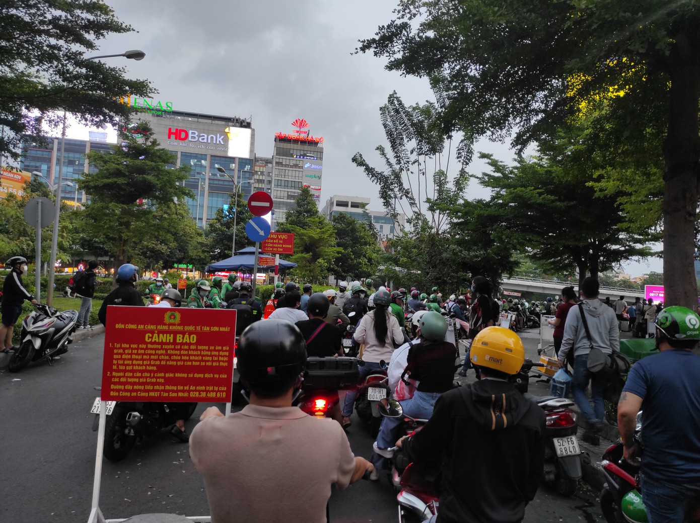 Lực lượng chức năng tiến hành điều tiết phương tiện từ khu vực sân bay đi ra đường Trường Sơn để tránh ùn ứ. Lực lượng chức năng tiến hành điều tiết phương tiện từ khu vực sân bay đi ra đường Trường Sơn để tránh ùn ứ.