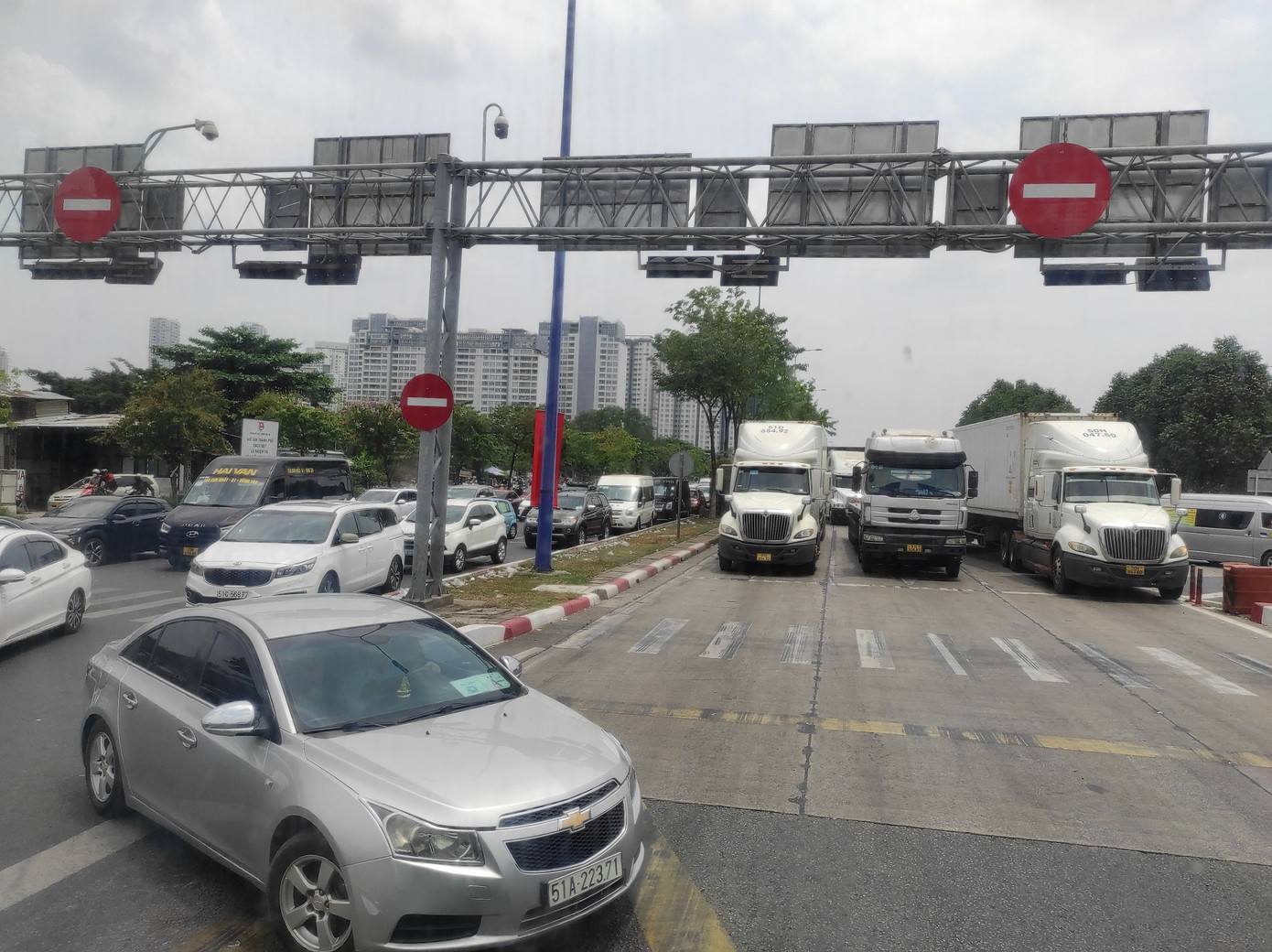 Đường Mai Chí Thọ bị ùn ứ từ đoạn giao với Xa Lộ Hà Nội đến nút giao thông An Phú, nhiều phương tiện xếp hàng để qua nút giao thông này. Đường Mai Chí Thọ bị ùn ứ từ đoạn giao với Xa Lộ Hà Nội đến nút giao thông An Phú, nhiều phương tiện xếp hàng để qua nút giao thông này.