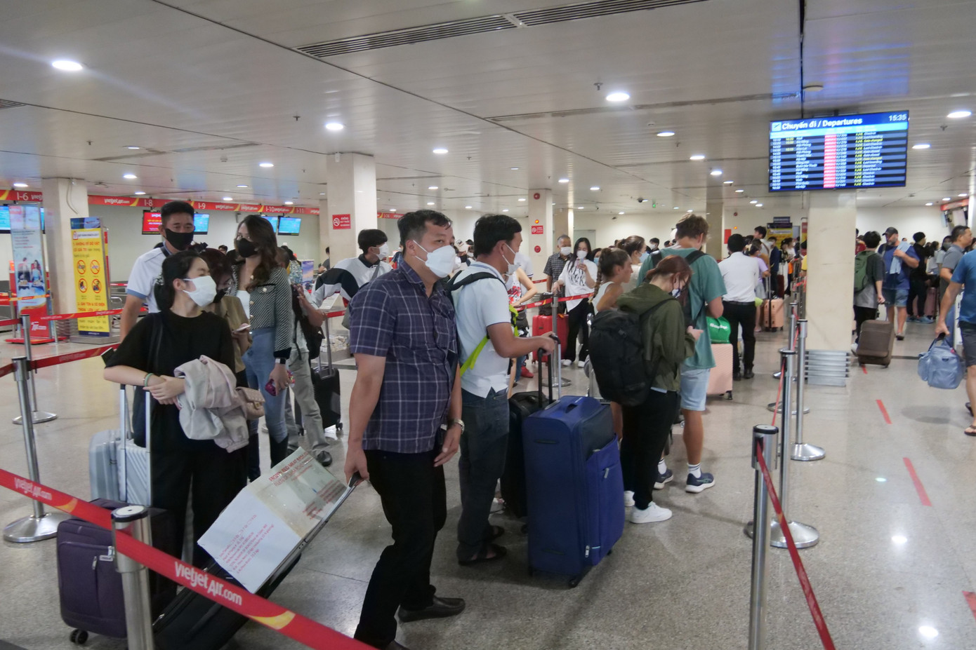 Theo đại diện Cảng Hàng không quốc tế Tân Sơn Nhất, dự kiến hôm nay (28/4), Cảng sẽ khai thác khoảng 761 chuyến bay (500 chuyến bay quốc nội và 261 chuyến bay quốc tế), trong đó, lượng hành khách qua sân bay ước đạt 126.000 hành khách.