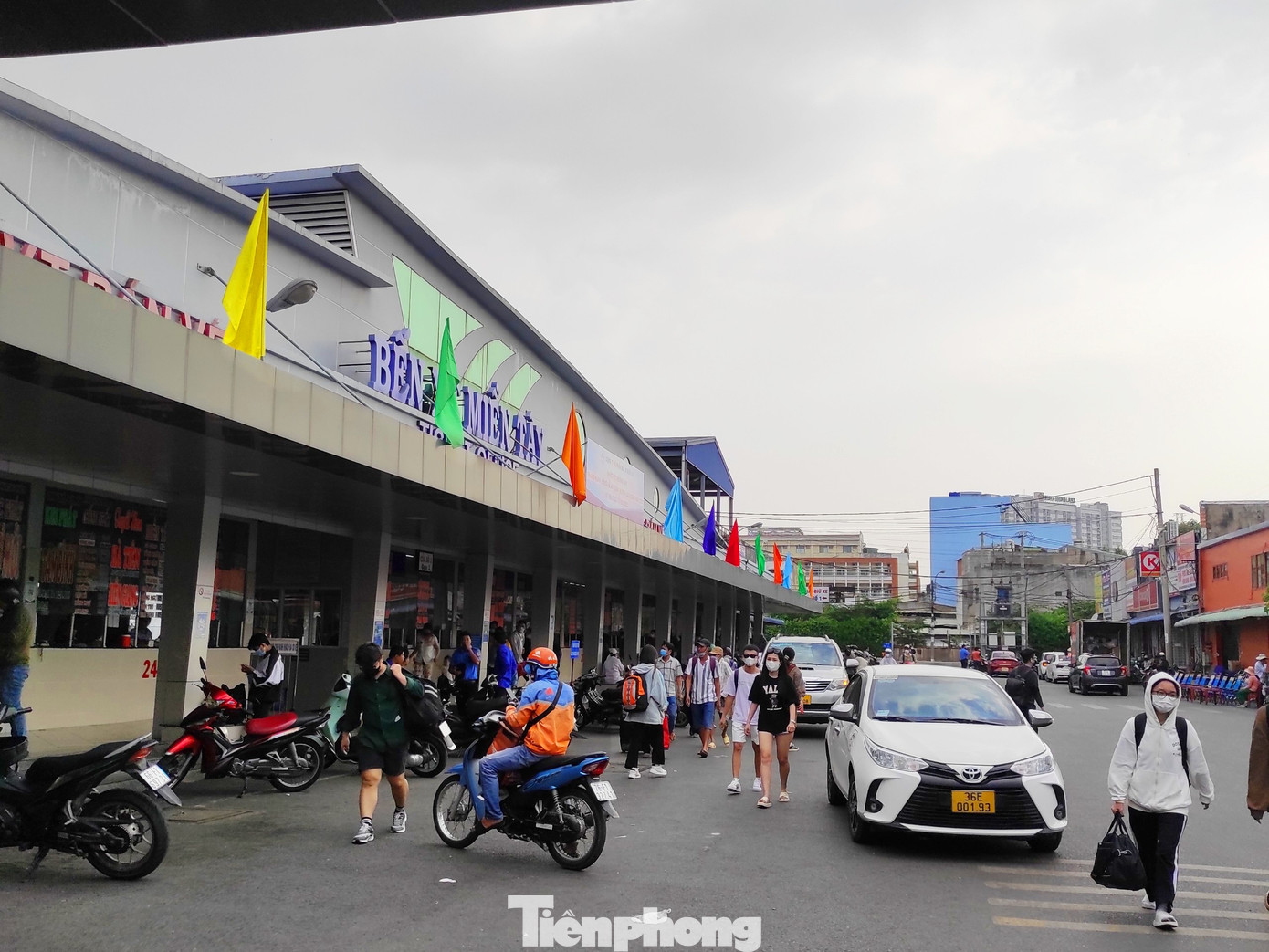 Về tình hình vé xe khách trong dịp lễ, theo thống kê của Sở GTVT, đến hết ngày 25/4 có 170.847 /323.450 vé được bán theo kế hoạch (còn hơn 150.000 vé). Cụ thể: Bến xe Miền Đông (quận Bình Thạnh) đã bán 38.134 vé / 59.150 vé theo kế hoạch; Bến xe Miền Đông mới (TP Thủ Đức) đã bán 3.116 vé / 10.385 vé; Bến xe Miền Tây đã bán 116.973 vé / 233.980 vé; Bến xe An Sương đã bán 9.124 vé / 15.732 vé; Bến xe Ngã Tư Ga đã bán: 3.500 vé / 4.203 vé.