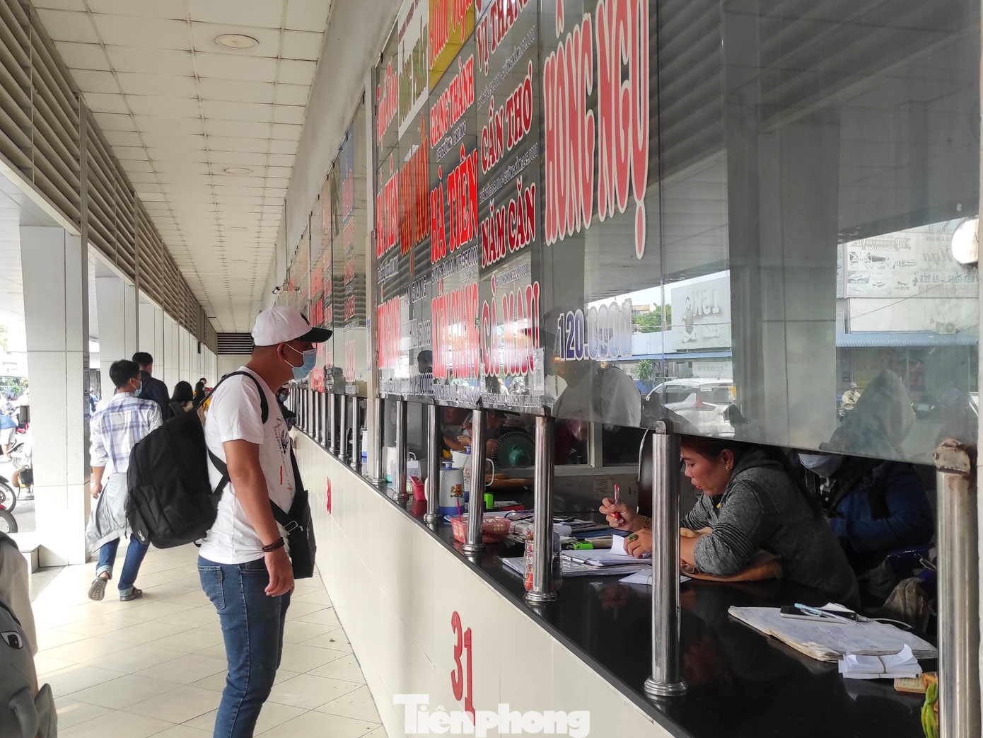 “Các bến xe đã có đầy đủ phương tiện với sức chở gấp đôi so với nhu cầu dự báo. Mặt khác Sở GTVT TP đã yêu cầu các đơn vị đảm bảo phương tiện, không để xảy ra tình trạng thiếu xe, đồng thời đảm bảo điều tiết giao thông, chống ùn tắc, phục vụ người dân đi lại an toàn trong dịp nghỉ lễ”- ông Đỗ Ngọc Hải cho biết.