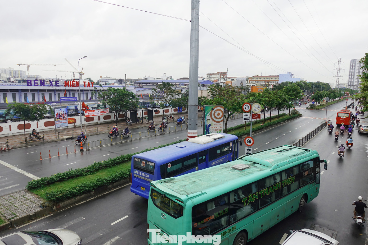 Trong dịp nghỉ lễ sắp đến, đại diện Sở GTVT TPHCM khuyến cáo người dân nên vào đúng bến, đi đúng xe. Đồng thời, người dân nên tìm các kênh thông tin chính thống bán vé, không mua vé ngoài bến xe, để tránh tình trạng mua vé không đúng giá. (Ảnh tư liệu: Hữu Huy)