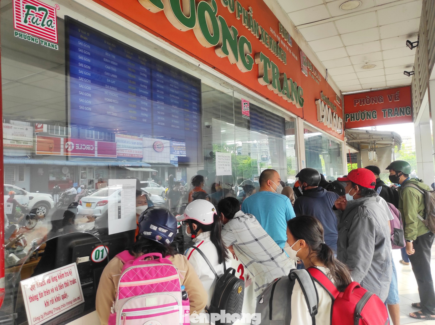 Đến quầy vé của nhà xe Phương Trang mua 3 vé để cùng người thân về quê Đồng Tháp nghỉ lễ, chị Nguyễn Thu Trúc (23 tuổi) cho biết: “Giá vé hiện nay không tăng và vẫn giữ mức như ngày bình thường với 130.000 đồng/ vé xe giường nằm tuyến TPHCM - Sa Đéc (Đồng Tháp). Việc mua vé cũng nhanh chóng không phải đợi lâu, tôi được hướng dẫn sử dụng vé điện tử qua điện thoại di động cũng rất tiện lợi”.