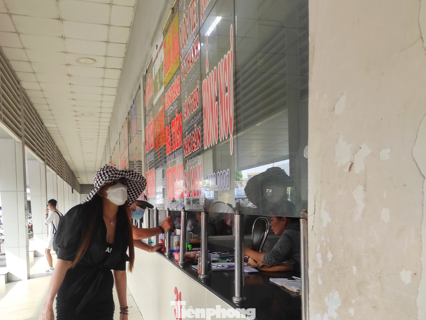 Bến xe Miền Tây dự báo ngày cao điểm trong dịp nghỉ lễ sẽ rơi vào ngày 29/4, lượng hành khách xuất bến có thể đạt từ 55.000 đến 58.000 khách. Theo đó, dự báo lượng xe phục vụ trong cả kỳ nghỉ có thể tăng hơn 30% và hành khách tăng hơn 40% so với cùng kỳ năm 2022.