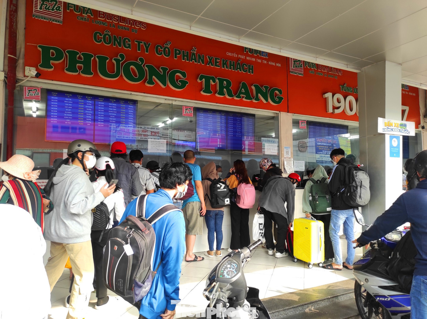 Ghi nhận của PV Tiền Phong vào chiều 27/4, tại khu vực quầy vé xe thương hiệu ở Bến xe Miền Tây (quận Bình Tân) khá nhộn nhịp với hàng chục lượt hành khách mua vé về quê nghỉ lễ.
