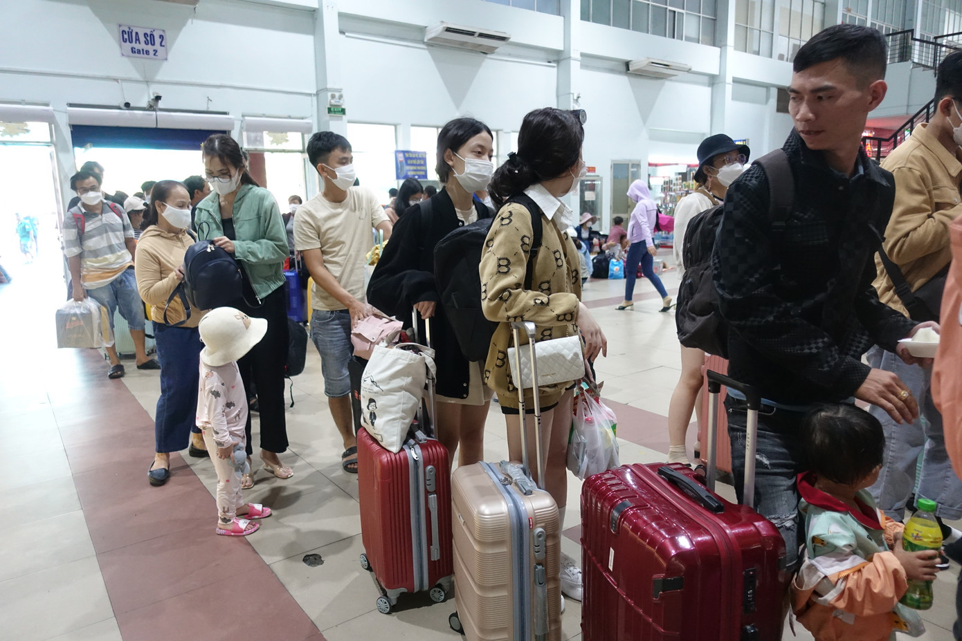 Ông Lê Anh Tuấn - Giám đốc Chi nhánh vận tải đường sắt Sài Gòn (đơn vị thuộc Công ty CP Vận tải đường sắt Sài Gòn) cho biết, trong ngày cao điểm 29/4, kể từ 6h sáng đến đêm, Ga Sài Gòn có 16 chuyến tàu xuất phát với khoảng 7.600 hành khách. Ông Lê Anh Tuấn - Giám đốc Chi nhánh vận tải đường sắt Sài Gòn (đơn vị thuộc Công ty CP Vận tải đường sắt Sài Gòn) cho biết, trong ngày cao điểm 29/4, kể từ 6h sáng đến đêm, Ga Sài Gòn có 16 chuyến tàu xuất phát với khoảng 7.600 hành khách.