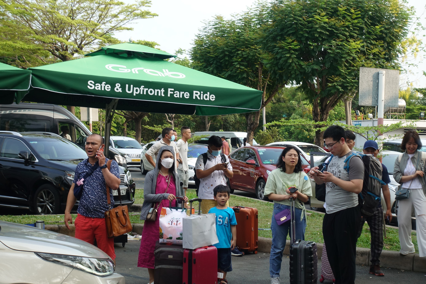 Hành khách đón xe taxi công nghệ tại ga quốc tế - sân bay Tân Sơn Nhất.