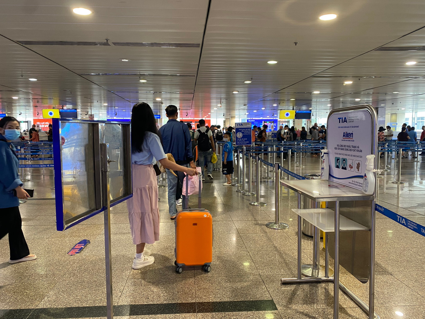 Cảng HKQT Tân Sơn Nhất sẽ phối hợp với các đơn vị trong công tác phòng chống dịch, thực hiện theo công văn hướng dẫn của Trung tâm kiểm soát bệnh tật TPHCM về công tác phối hợp phòng chống dịch Marburg tại cửa khẩu sân bay Tân Sơn Nhất. Ảnh: Chi Linh