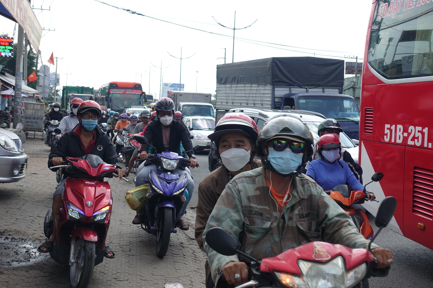 Đến trưa 29/4, lưu lượng phương tiện trên quốc lộ 1 hướng về các tỉnh, thành miền Tây ngày càng tăng. Đến trưa 29/4, lưu lượng phương tiện trên quốc lộ 1 hướng về các tỉnh, thành miền Tây ngày càng tăng.