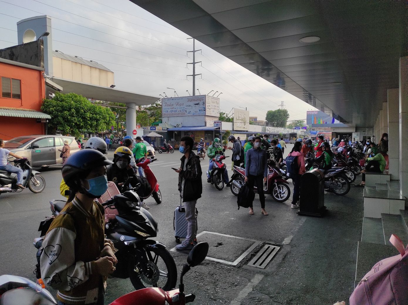 Bến xe Miền Tây (quận Bình Tân) nhộn nhịp hành khách trong chiều 28/4.