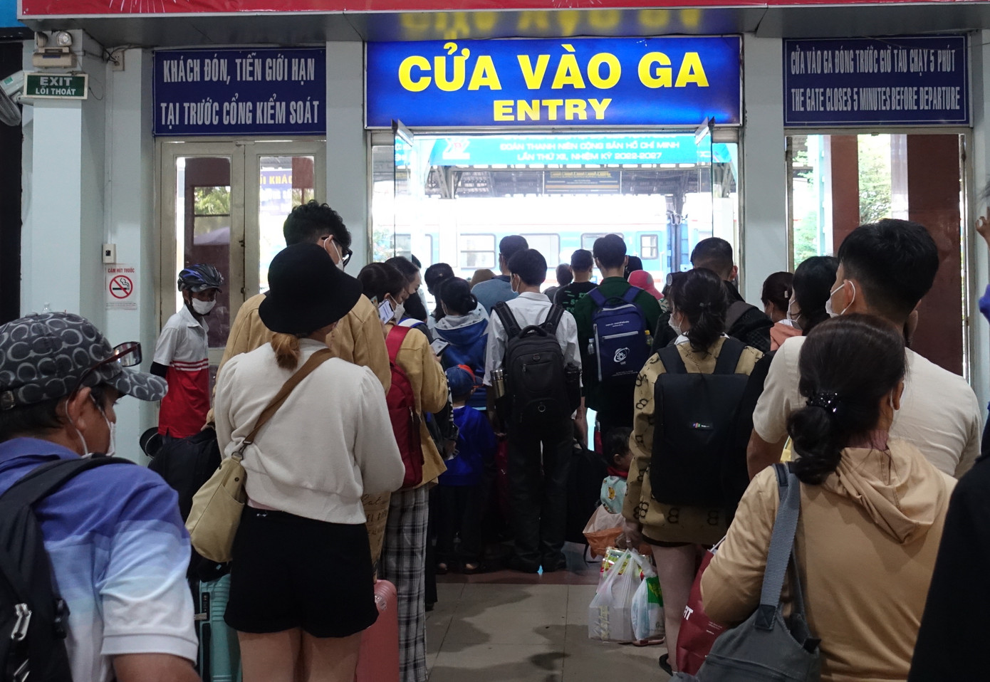 Dù lượng khách đông nhưng không xảy ra tình trạng quá tải, ùn ứ. Dù lượng khách đông nhưng không xảy ra tình trạng quá tải, ùn ứ.