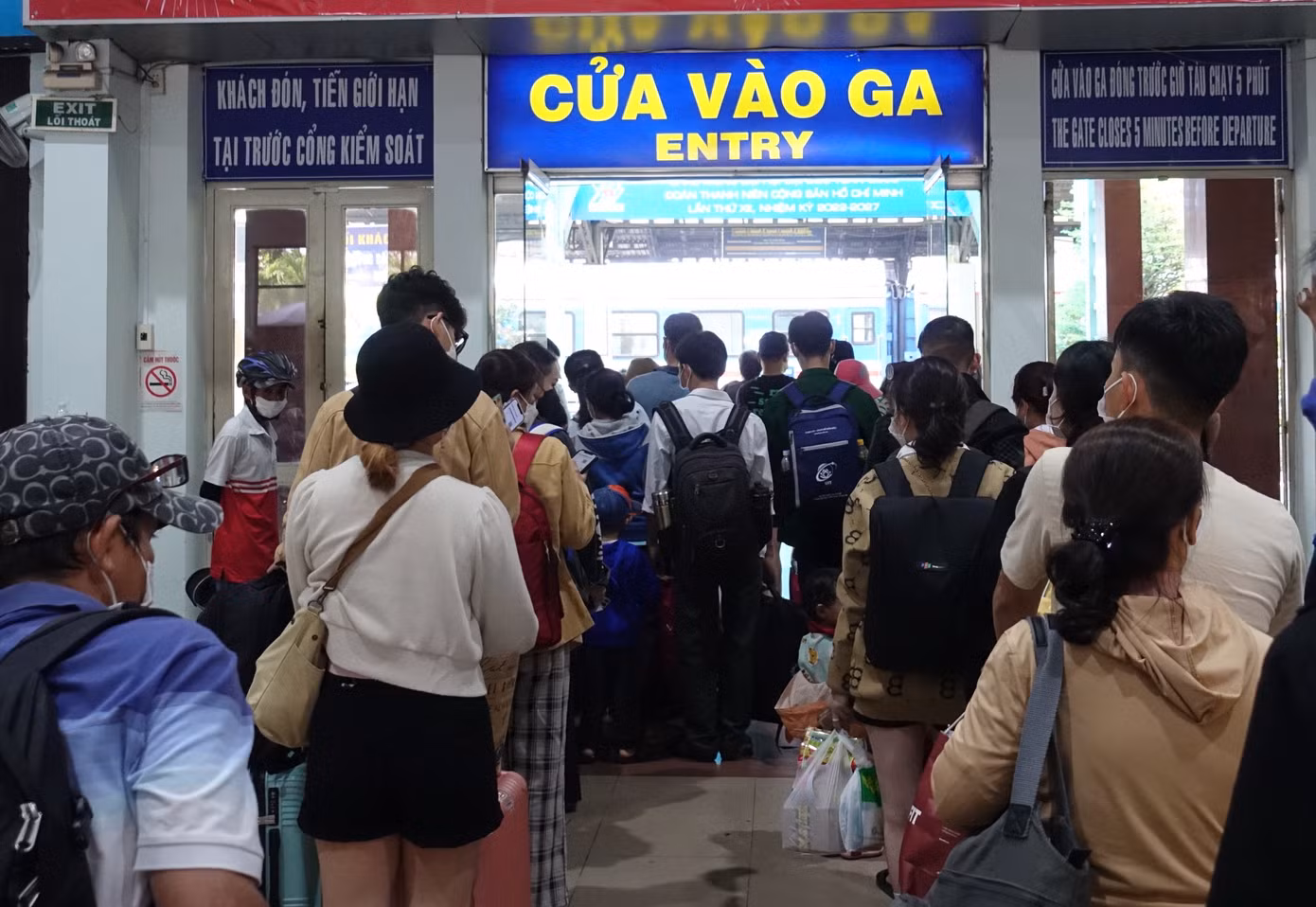 Dù lượng khách đông nhưng không xảy ra tình trạng quá tải, ùn ứ. Dù lượng khách đông nhưng không xảy ra tình trạng quá tải, ùn ứ.