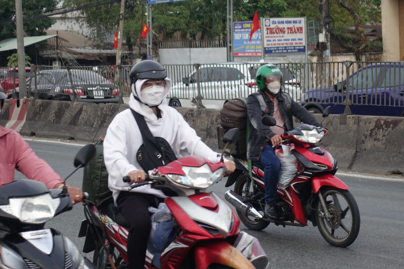 Người dân lỉnh kỉnh hành lý trên xe về quê nghỉ lễ.