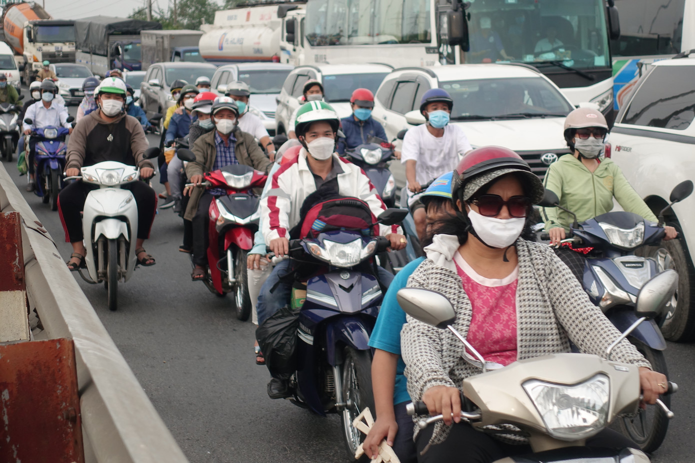 &quot;Lễ năm nay được nghỉ nhiều ngày nên tôi tranh thủ vừa đi làm xong là chạy xe về quê. Tình hình đi lại năm nay tôi thấy khá thuận lợi, di chuyển chỉ hơi chậm ở một số nơi có đèn tín hiệu như khu vực cầu Bình Điền&quot;- anh Phan Thanh Sang (33 tuổi, quê Đồng Tháp) chia sẻ.
