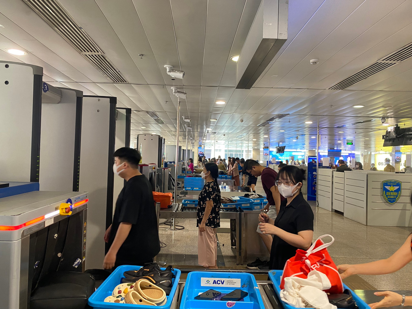 Trong các ngày nghỉ lễ, Cảng HKQT Tân Sơn Nhất cho biết sẽ bố trí lực lượng gồm 20 đoàn viên Đoàn thanh niên Cảng HKQT Tân Sơn Nhất tham gia hỗ trợ hành khách tại khu vực đón phương tiện, khu vực an ninh soi chiếu trong khung giờ cao điểm (5h đến 9h) từ ngày 29/4 đến 3/5