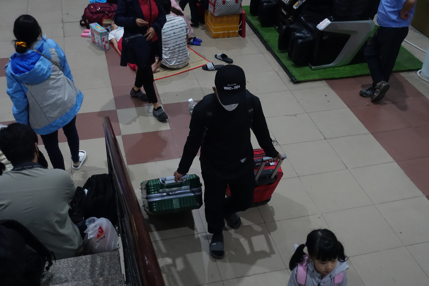 Hành khách lỉnh kỉnh hành lý, đồ đạc về quê hoặc đi du lịch trong dịp nghỉ lễ. Hành khách lỉnh kỉnh hành lý, đồ đạc về quê hoặc đi du lịch trong dịp nghỉ lễ.