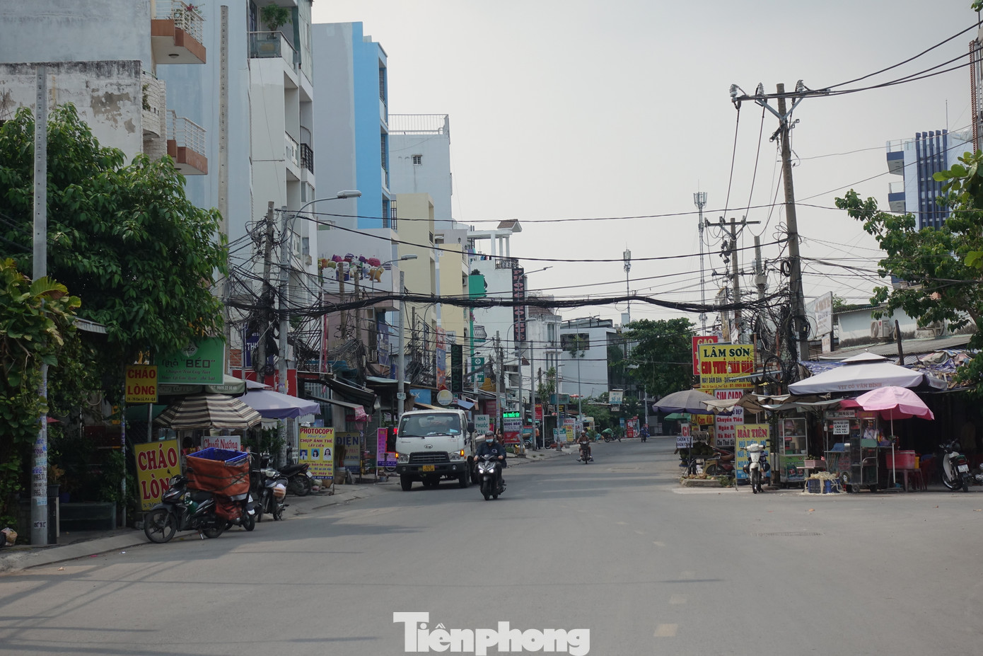 Theo ghi nhận của PV, đoạn đường Cao Lỗ (từ bệnh viện quận 8 đến ranh giới huyện Bình Chánh) sau khi được mở rộng đã rất thông thoáng, lượng phương tiện di chuyển dễ dàng. Tuy nhiên, đoạn đầu tuyến từ giao lộ Cao Lỗ - Phạm Thế Hiển đến bệnh viện quận 8 với chiều dài khoảng 300 mét hiện chưa được mở rộng do vướng vấn đề mặt bằng.