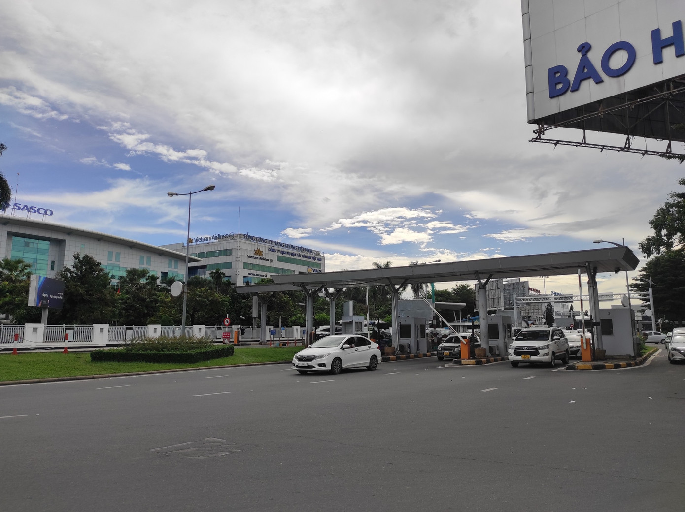 Cảng HKQT Tân Sơn Nhất yêu cầu rà soát, cam kết số lượng xe vận tải hành khách, lượt xe phục vụ. Đồng thời, bổ sung thêm loại hình vận tải hành khách theo hợp đồng xe từ 10 chỗ, bố trí vị trí đậu xe đón khách để tránh tình trạng ùn tắc. Bên cạnh đó, sân bay sắp xếp lại xe công nghệ, taxi, xe hợp đồng, xe cá nhân và cả xe buýt để phục vụ tốt nhất cho các hoạt động khai thác, đặc biệt là vào đợt cao điểm.