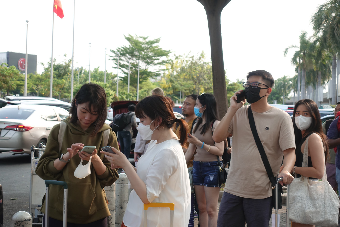 Dù lượng hành khách đông nhưng không xảy ra tình trạng ùn ứ, các hành khách cho biết việc đón xe taxi, xe công nghệ diễn ra thuận lợi với sự điều tiết kịp thời của các nhân viên và tình nguyện viên.