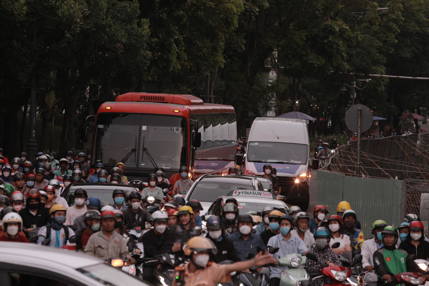 Ùn ứ giao thông khu vực Trần Quốc Hoàn – Phan Thúc Duyện trong giờ cao điểm. Ùn ứ giao thông khu vực Trần Quốc Hoàn – Phan Thúc Duyện trong giờ cao điểm.