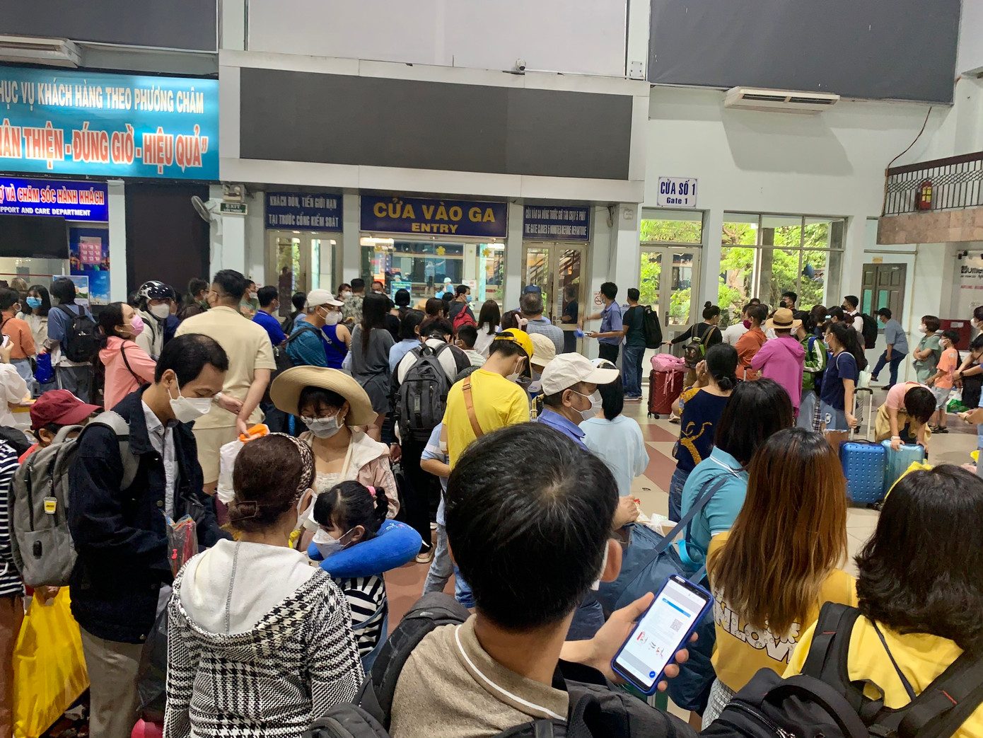 Ghi nhận vào sáng 29/4, hàng nghìn người lỉnh kỉnh đồ đạc đổ về khu vực ga Sài Gòn (quận 3) để lên tàu bắt đầu kỳ nghỉ lễ. Với lượng hành khách đông, đơn vị quản lý nhà ga đã huy động lực lượng đảm bảo an ninh trật tự. Lực lượng nhân viên đường sắt túc trực để hỗ trợ khi người dân có nhu cầu. Ảnh: Thùy Linh Ghi nhận vào sáng 29/4, hàng nghìn người lỉnh kỉnh đồ đạc đổ về khu vực ga Sài Gòn (quận 3) để lên tàu bắt đầu kỳ nghỉ lễ. Với lượng hành khách đông, đơn vị quản lý nhà ga đã huy động lực lượng đảm bảo an ninh trật tự. Lực lượng nhân viên đường sắt túc trực để hỗ trợ khi người dân có nhu cầu. Ảnh: Thùy Linh