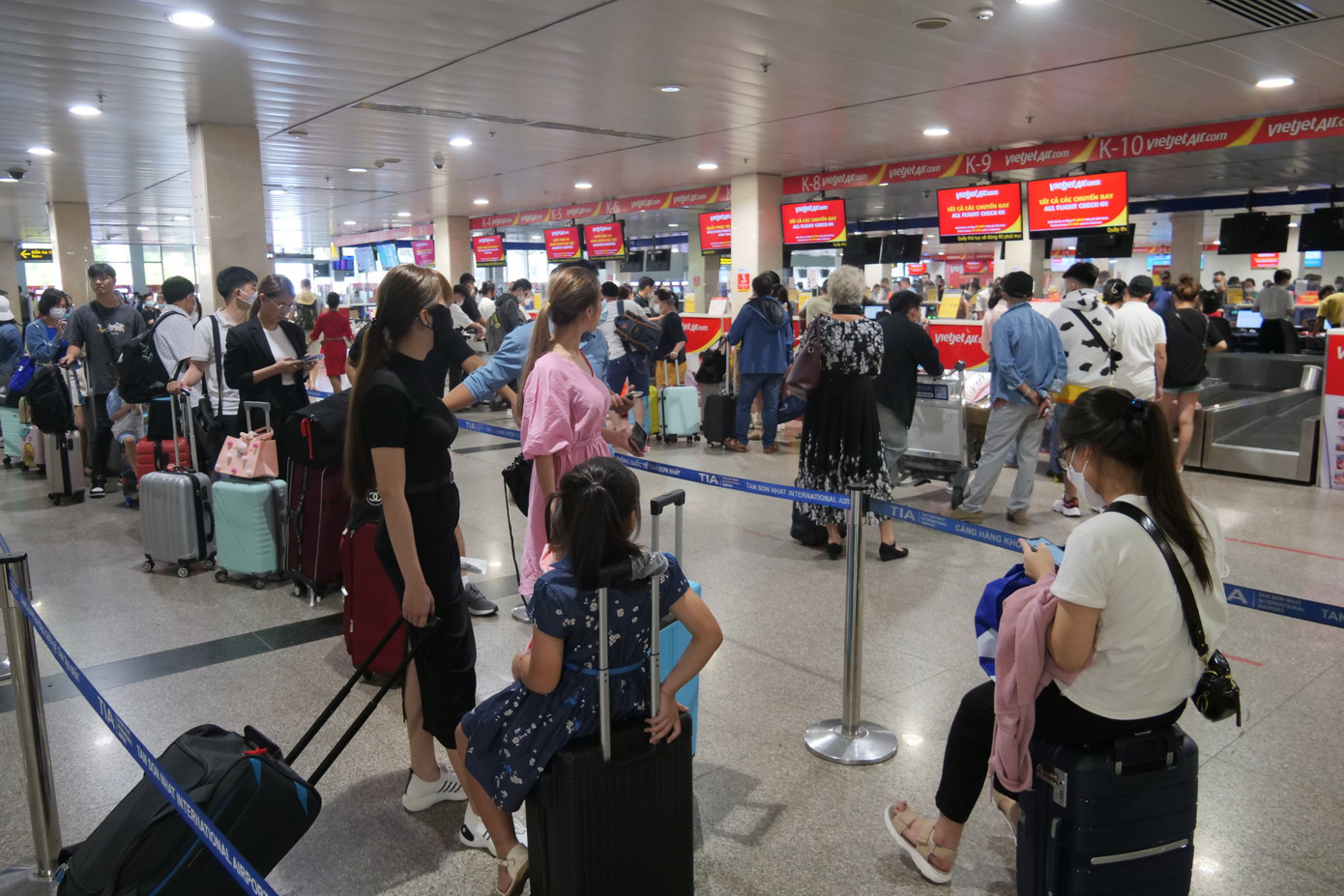 Tuy nhiên, theo ghi nhận của PV, dù lượng hành khách đông nhưng không xảy ra tình trạng ùn tắc. Hình ảnh ghi nhận tại khu vực làm thủ tục ký gửi hành lý của một hãng hàng không.