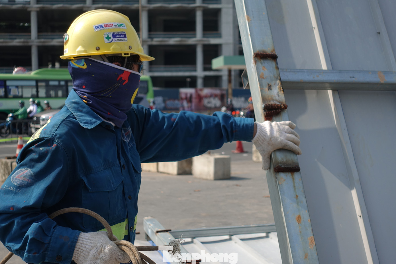 Việc tháo dỡ rào chắn diễn ra an toàn, đúng tiến độ.