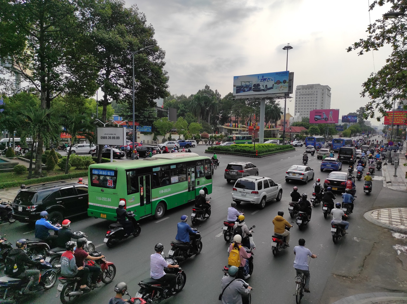 Một số tuyến đường xung quanh khu vực sân bay Tân Sơn Nhất như: đường Cộng Hòa, Trường Sơn, Hoàng Văn Thụ, Trần Quốc Hoàn,... đông đúc phương tiện trong chiều 28/4.