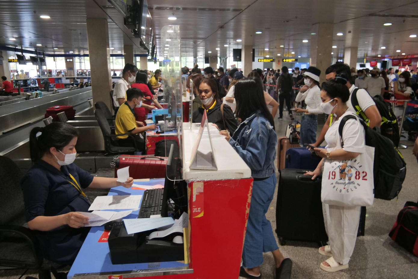 Nhiều quầy thủ tục check in tại ga quốc nội luôn có rất đông hành khách đến làm thủ tục.