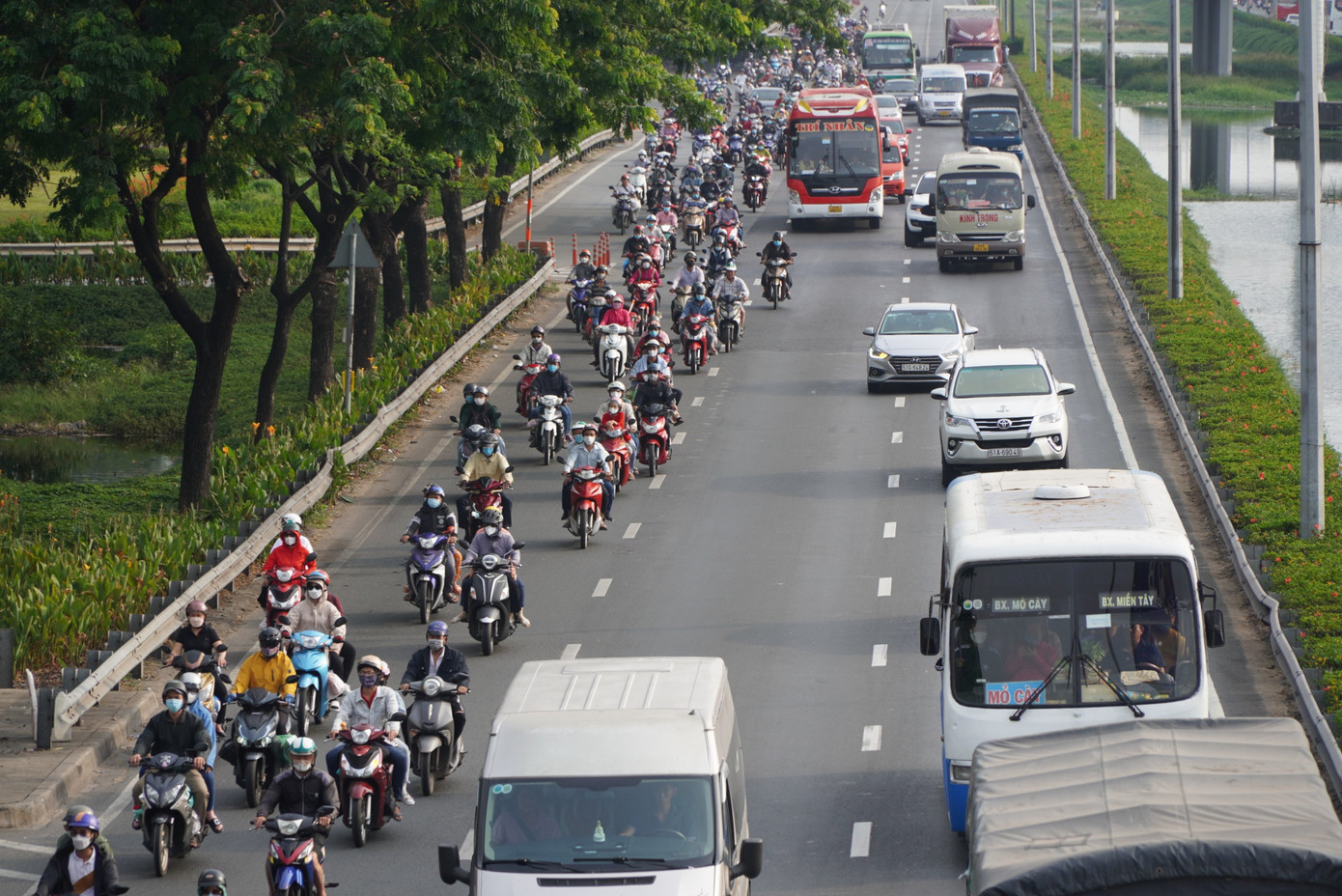 Trên tuyến quốc lộ 1 - cửa ngõ phía tây thành phố, lưu lượng phương tiện bắt đầu tăng từ sáng 29/4. Trên tuyến quốc lộ 1 - cửa ngõ phía tây thành phố, lưu lượng phương tiện bắt đầu tăng từ sáng 29/4.