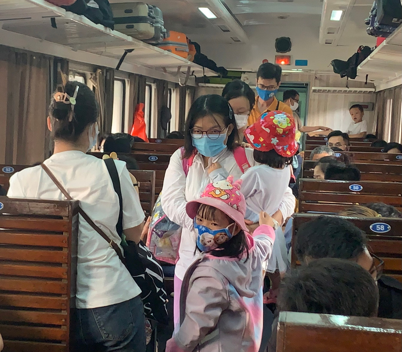 Trước đó, từ ngày 18/4, thông tin về tình hình vé tàu dịp nghỉ lễ với phóng viên Báo Tiền Phong, ông Lê Anh Tuấn - Giám đốc Chi nhánh vận tải đường sắt Sài Gòn cho biết, trong các ngày 28 và 29/4 đã hết vé ghế chính và chỉ còn ghế phụ. Ảnh: Thùy Linh Trước đó, từ ngày 18/4, thông tin về tình hình vé tàu dịp nghỉ lễ với phóng viên Báo Tiền Phong, ông Lê Anh Tuấn - Giám đốc Chi nhánh vận tải đường sắt Sài Gòn cho biết, trong các ngày 28 và 29/4 đã hết vé ghế chính và chỉ còn ghế phụ. Ảnh: Thùy Linh