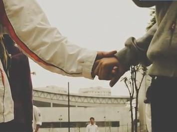 Ngưng đọng khi nắm tay nhau