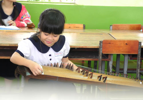 Như Ý (học sinh lớp 1, Trường tiểu học Chương Dương, quận 1, TP.HCM) hứng thú với đàn tranh. Như Ý (học sinh lớp 1, Trường tiểu học Chương Dương, quận 1, TP.HCM) hứng thú với đàn tranh