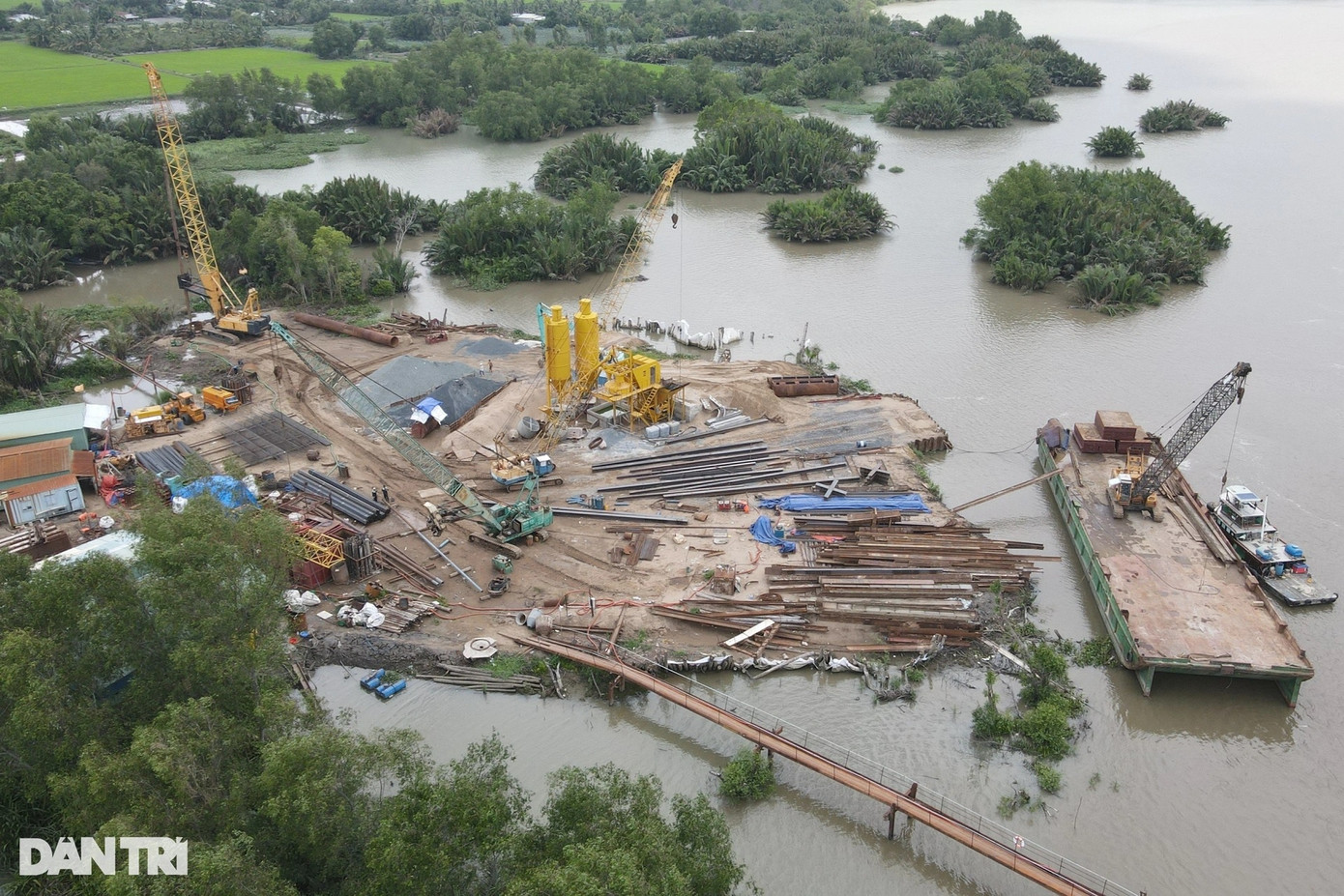 Chưa được bàn giao mặt bằng, nhiều nhà thầu phải thuê cả sà lan, đất ruộng của người dân để có thêm mặt bằng gia công cốt thép, làm kho chứa vật liệu. Nhiều công ty thầu phụ chia sẻ mặt bằng công trình chật chội, hạn hẹp khiến công ty gặp nhiều khó khăn trong bối cảnh mùa mưa ở miền Nam đang đến.