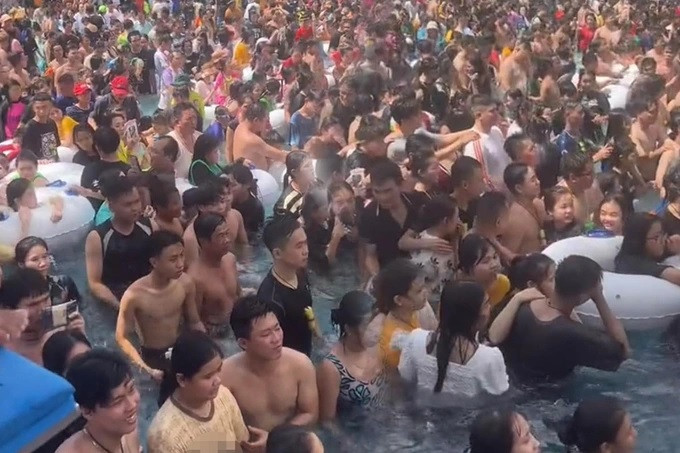 Khách đông kín tại công viên Đầm Sen nước (Ảnh: Facebook)