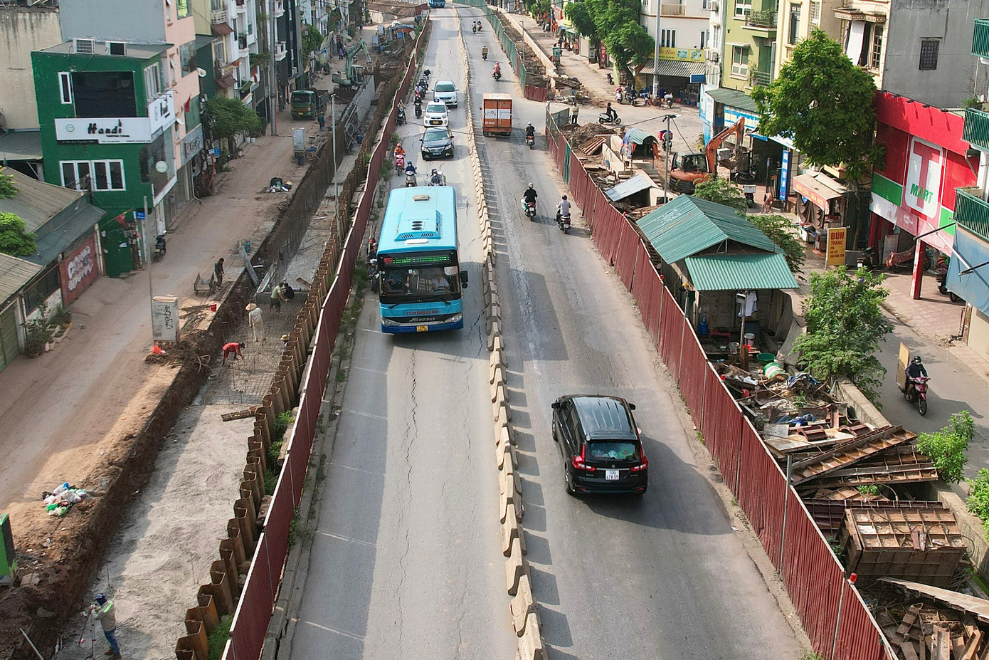 Trong quá trình mở rộng và hạ cốt đê, một phần mặt đường Âu Cơ đã được quây tôn, phân làn, mỗi làn xe rộng khoảng 3,5m. Trong quá trình mở rộng và hạ cốt đê, một phần mặt đường Âu Cơ đã được quây tôn, phân làn, mỗi làn xe rộng khoảng 3,5m.