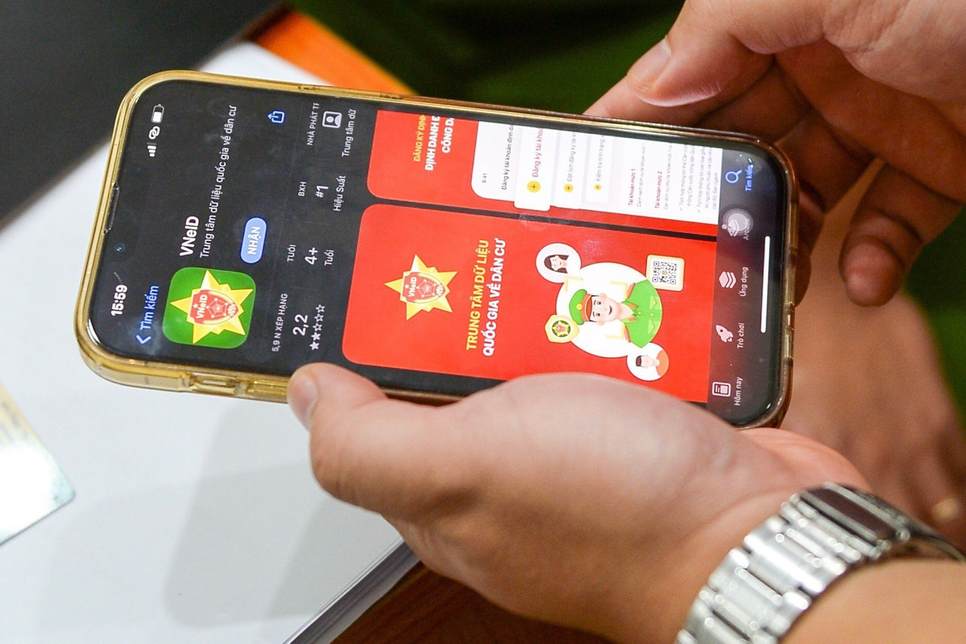 Hiện nay, ứng dụng VNelD tích hợp nhiều tiện ích như: Thực hiện thông báo lưu trú; Phản ánh kiến nghị về an ninh, trật tự; Tích hợp được thông tin CCCD gắn chíp điện tử và nhiều loại giấy tờ quan trọng thực hiện các thủ tục hành chính. Đây là một trong những phương thức sử dụng thông tin công dân để thay thế Số hộ khẩu, Sổ tạm trú…