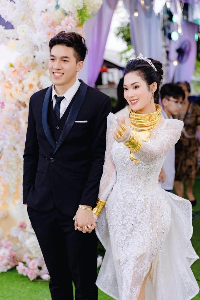 Cô dâu và chú rể hạnh phúc trong ngày cưới (Ảnh: NVCC).