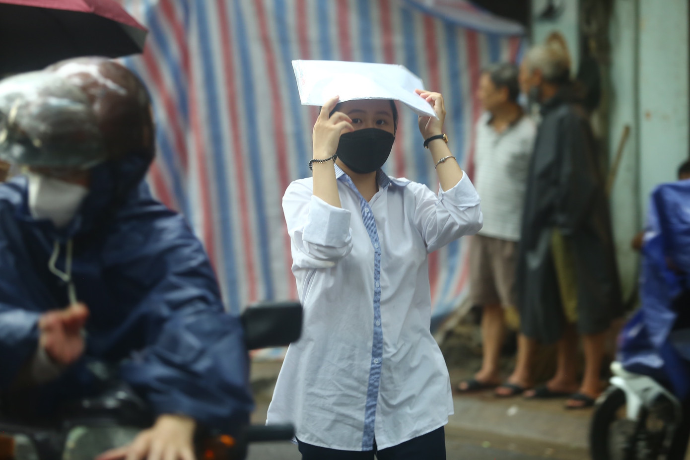 Sáng nay (28/6), gần 100.000 thí sinh trên địa bàn Hà Nội bắt đầu kỳ thi tốt nghiệp trung học phổ thông năm 2023 với môn thi đầu tiên là môn Văn.