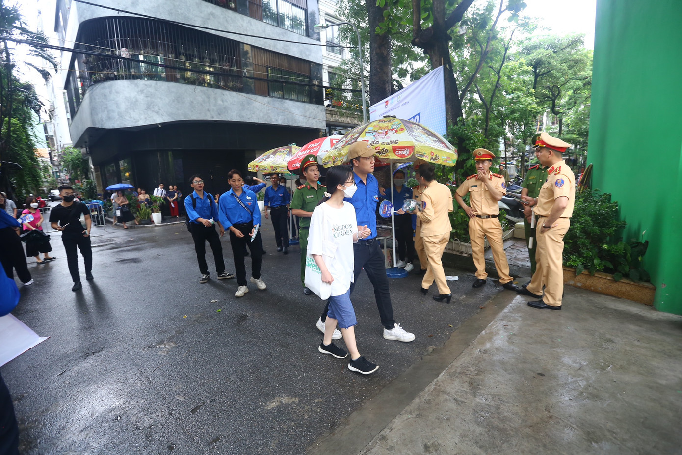 Một số sĩ tử đến muộn được các tình nguyện viên hướng dẫn nhiệt tình.