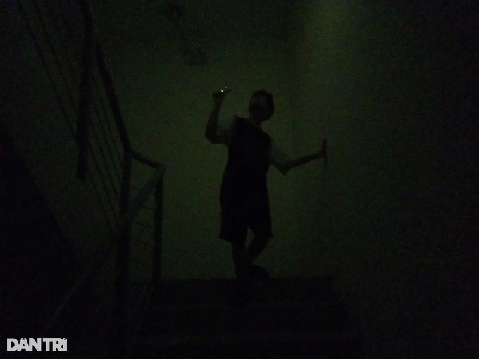 Nhiều chung cư cắt điện đột ngột, máy phát chưa kịp vận hành để chiếu sáng các khu vực chung (Ảnh: M.N.).