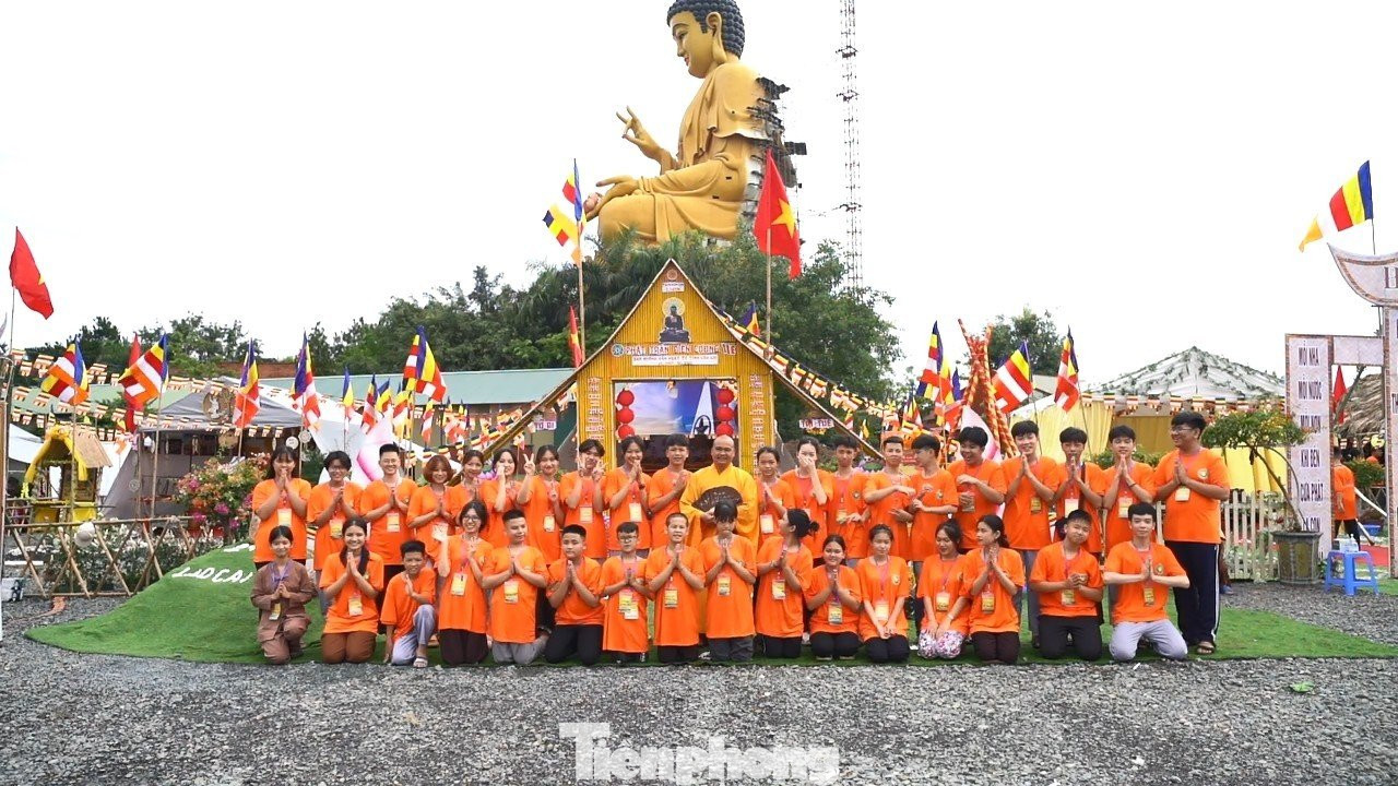 Các vị đại biểu tham quan các trại. Các vị đại biểu tham quan các trại.