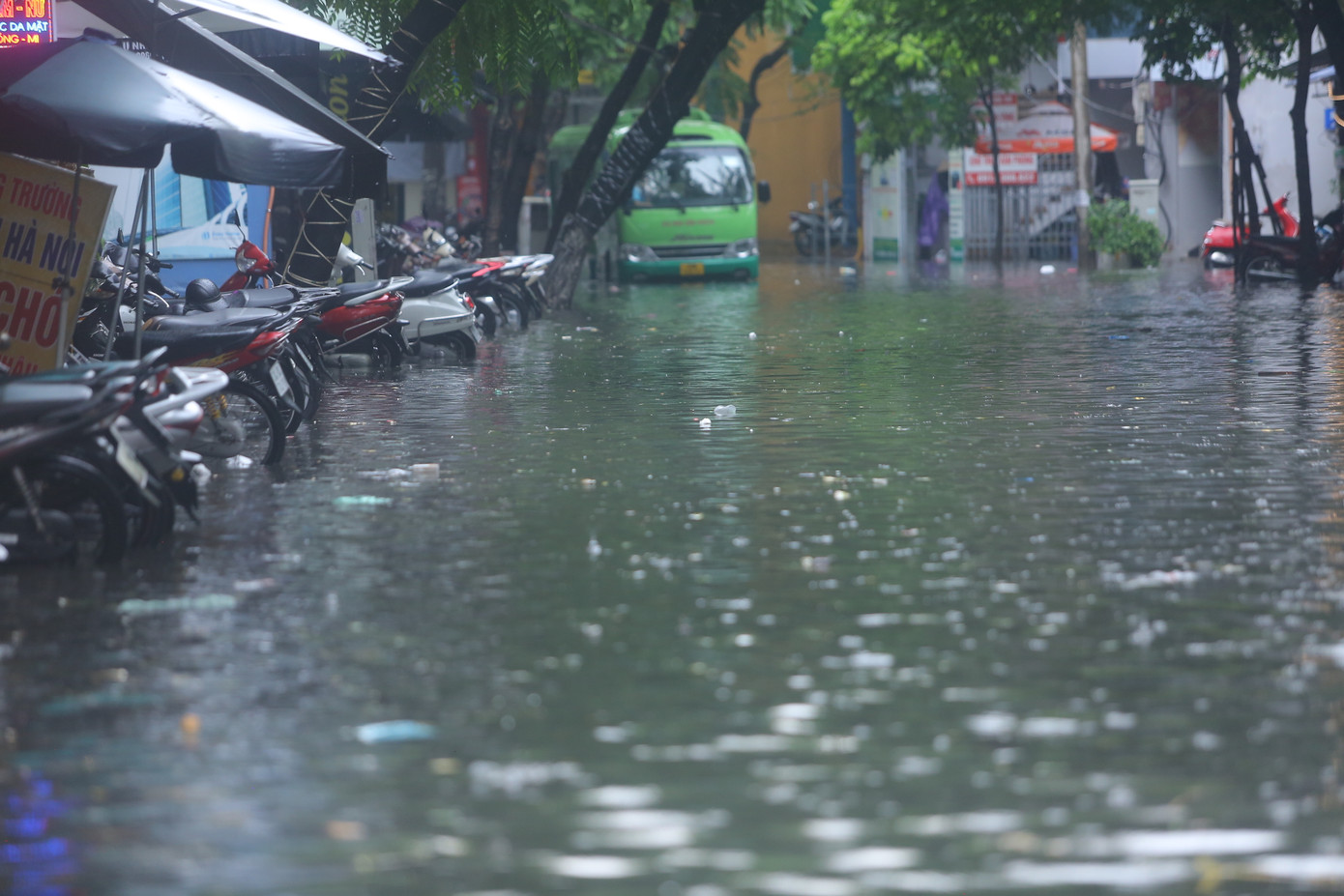 Phố Vương Thừa Vũ (quận Thanh Xuân) ngập sâu gần 1m, các phương tiện hầu như không thể di chuyển qua.