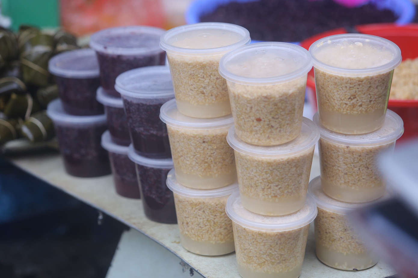 Cơm rượu nếp trắng có giá từ 60.000-80.000 đồng/kg; cơm rượu nếp cẩm có giá khoảng 100.000 đồng/kg.