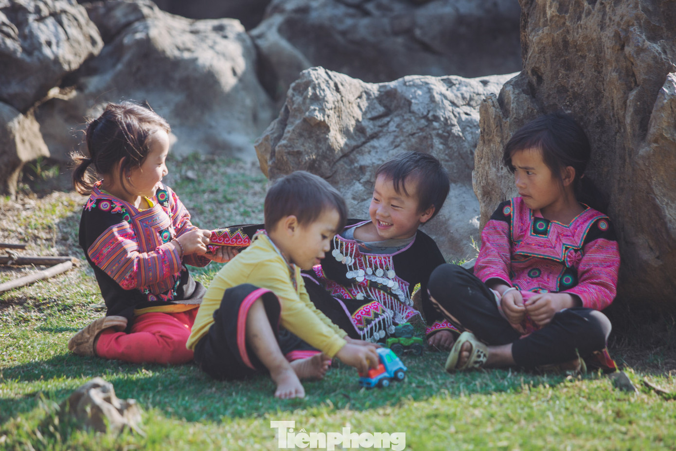 Ngôi làng yên bình dưới nắng chiều thung lũng với tiếng cười của trẻ em.