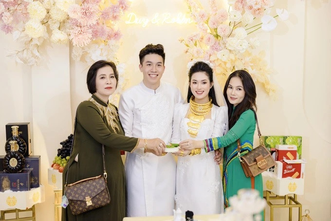 Cặp đôi cùng hai bà mẹ trong ngày trọng đại (Ảnh: NVCC).