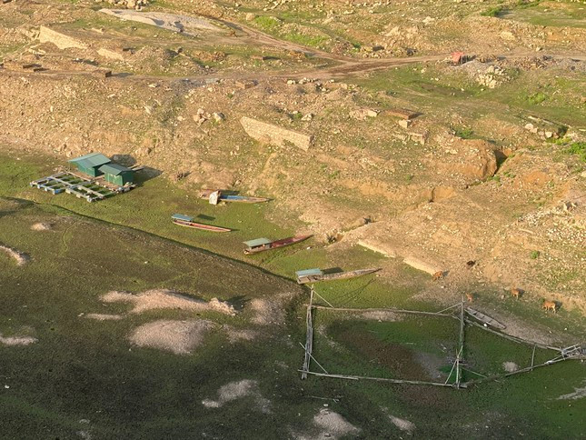 Lòng hồ thủy điện cạn trơ. Lòng hồ thủy điện cạn trơ.