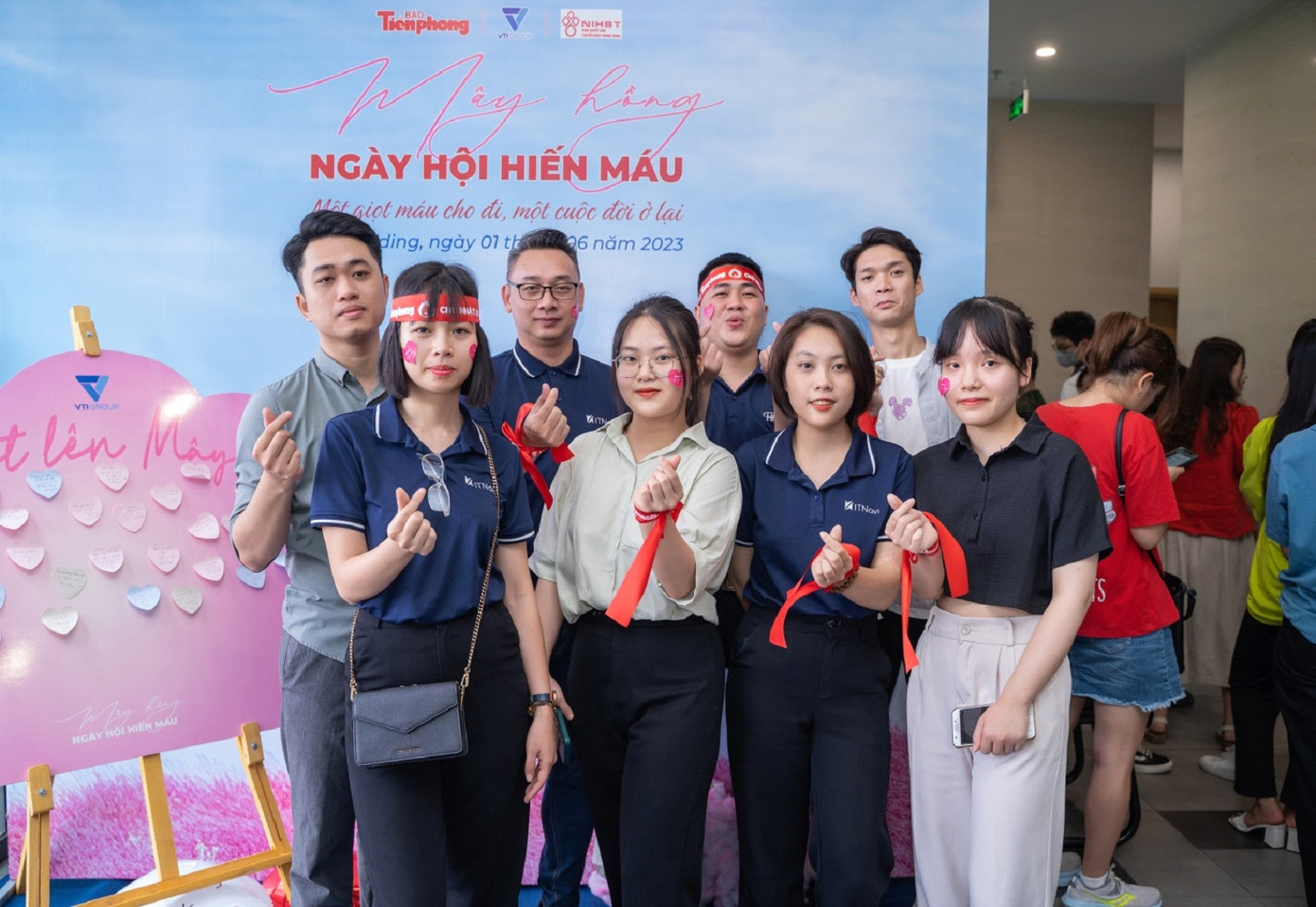 Niềm tự hào của các bạn trẻ trong lần đầu tiên tham gia sự kiện hiến máu tình nguyện Mây Hồng hưởng ứng Chương trình Chủ nhật Đỏ 2023.